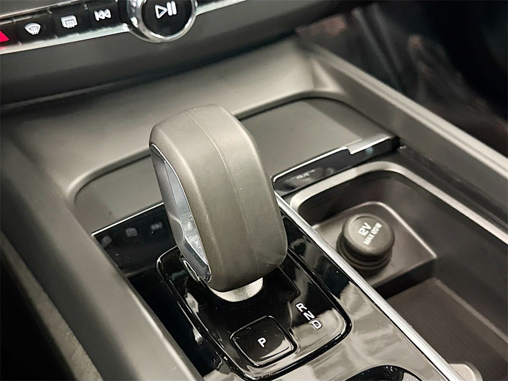 2025 Volvo XC60 B5 Core